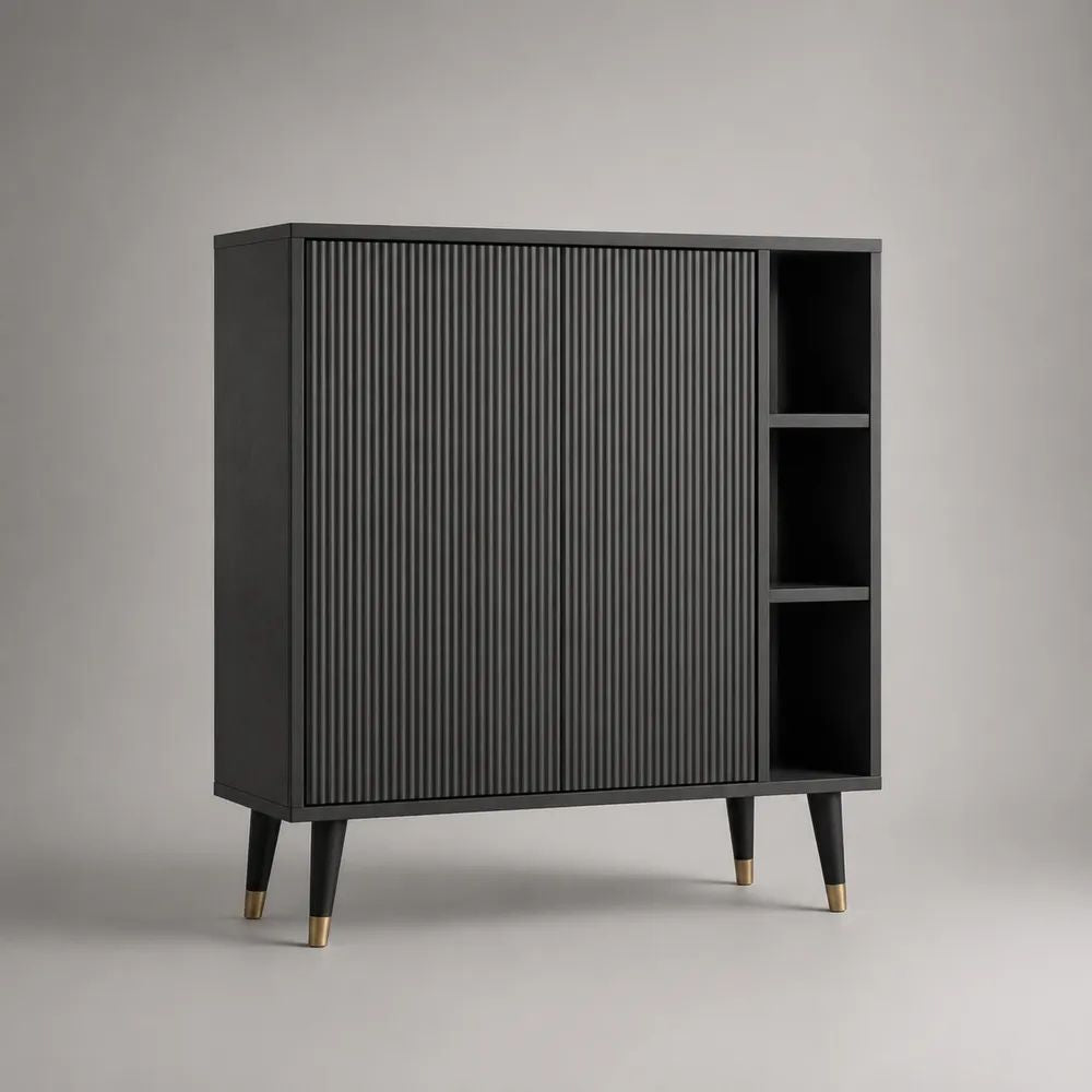 Credenza in MDF nero con 2 ante scanalate, 3 vani aperti e gambe con dettagli dorati, 100 x 40 x 110 cm