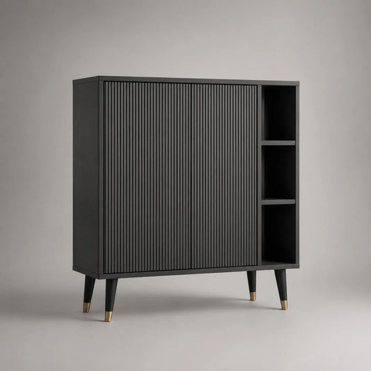 Credenza in MDF nero con 2 ante scanalate, 3 vani aperti e gambe con dettagli dorati, 100 x 40 x 110 cm